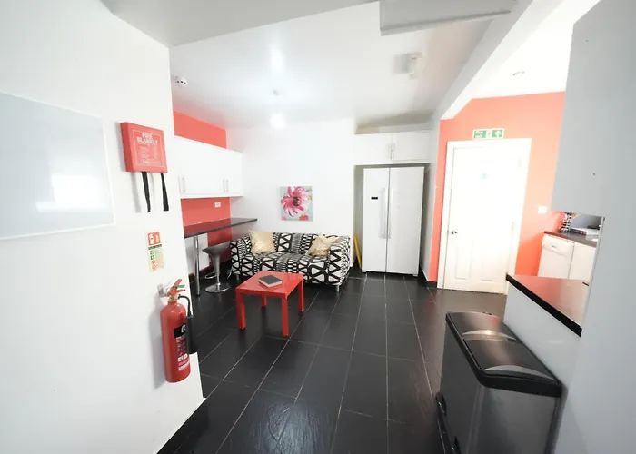 The Great Airport Place-Private Bedrooms With Private Bathroom-1 Bus To Heathrow Airport-5 Minutes By Car- Helpful Advice From Our Team