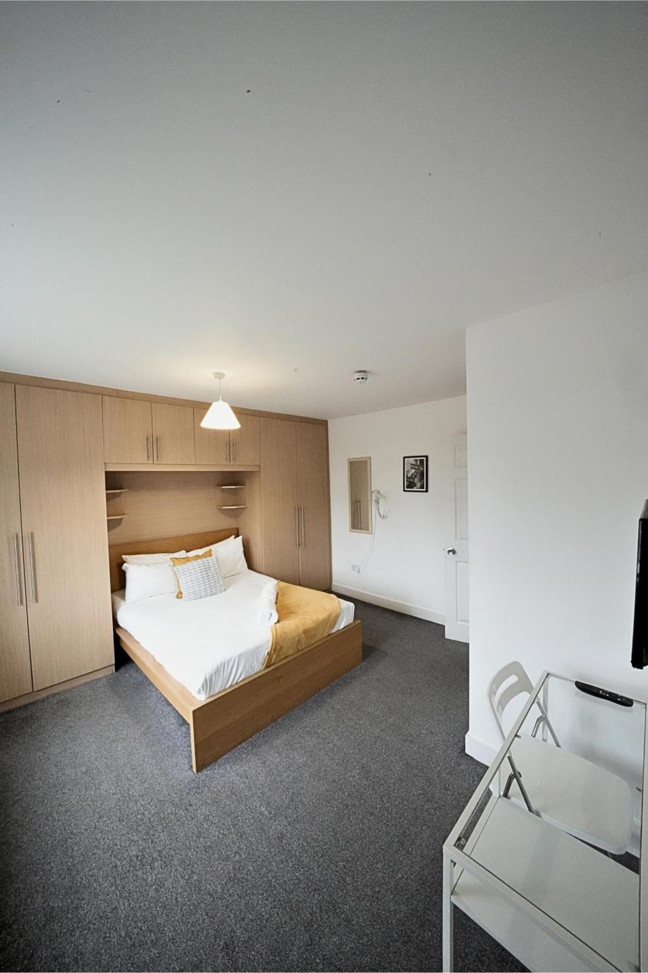 The Great Airport Place-private Bedrooms With Private Bathroom-1 Bus To Heathrow Airport-5 Minutes By Car- Helpful Advice From Our Team *