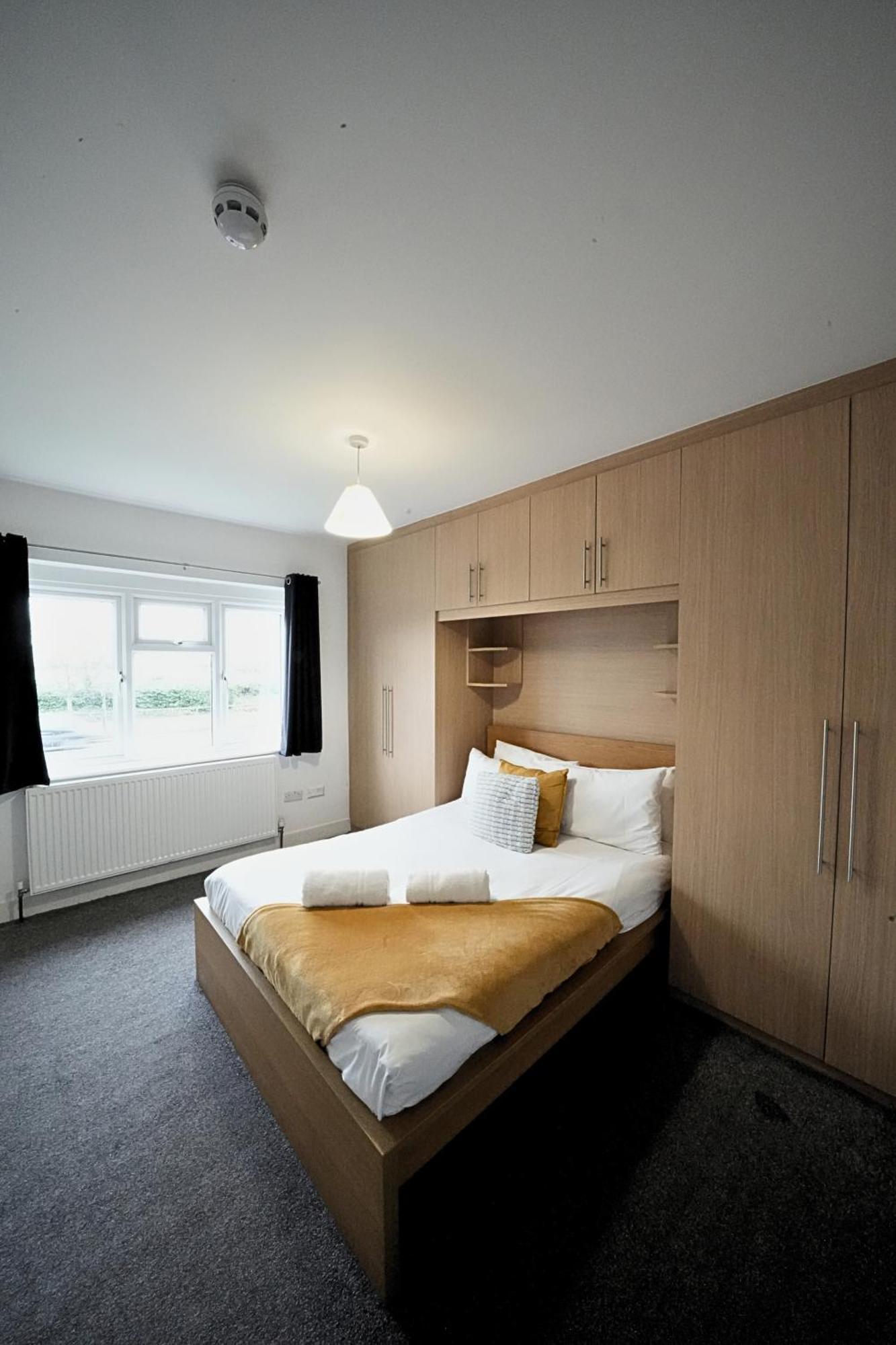 The Great Airport Place-private Bedrooms With Private Bathroom-1 Bus To Heathrow Airport-5 Minutes By Car- Helpful Advice From Our Team Séjour chez l'habitant Harmondsworth