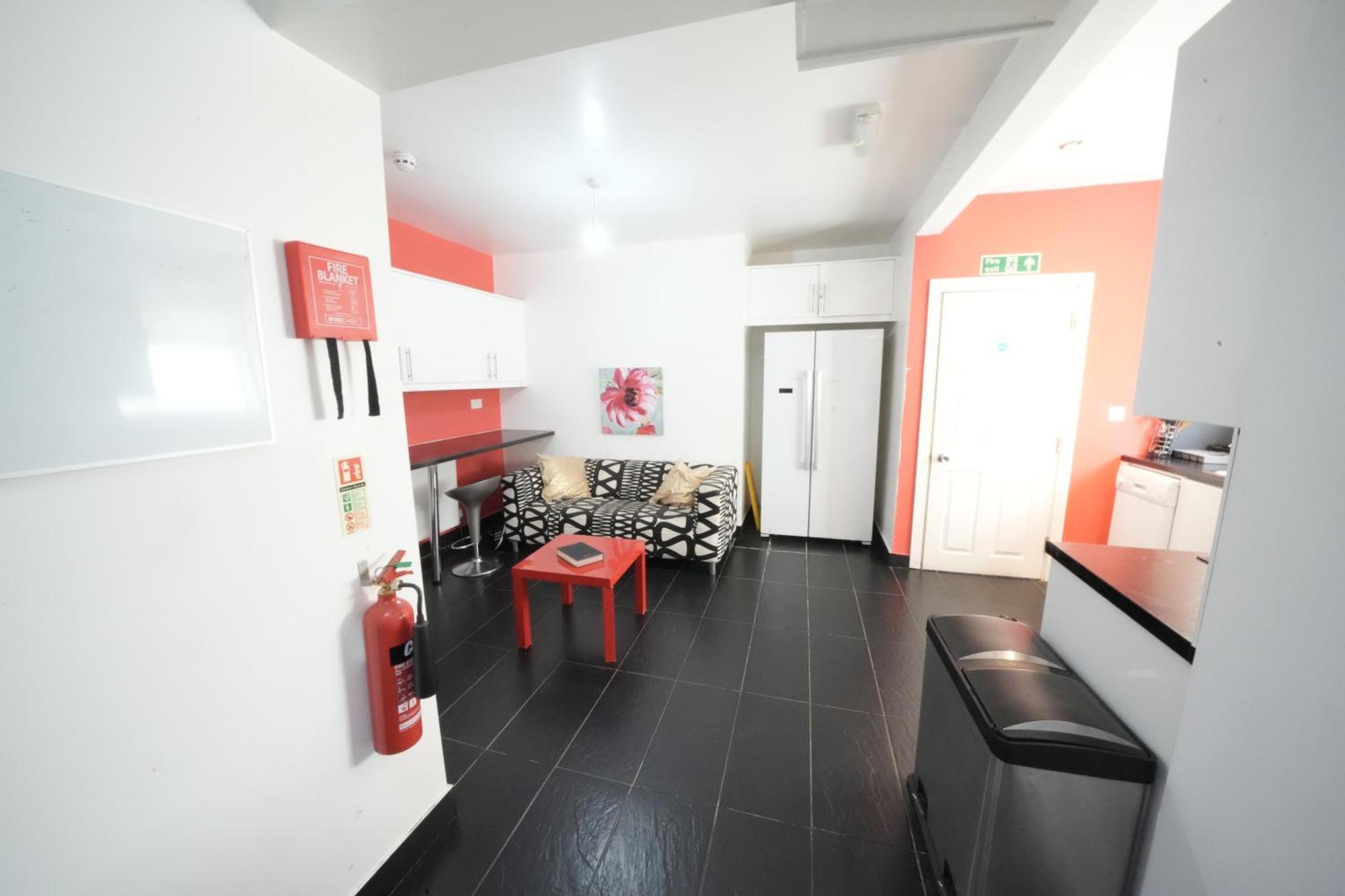 The Great Airport Place-private Bedrooms With Private Bathroom-1 Bus To Heathrow Airport-5 Minutes By Car- Helpful Advice From Our Team Harmondsworth