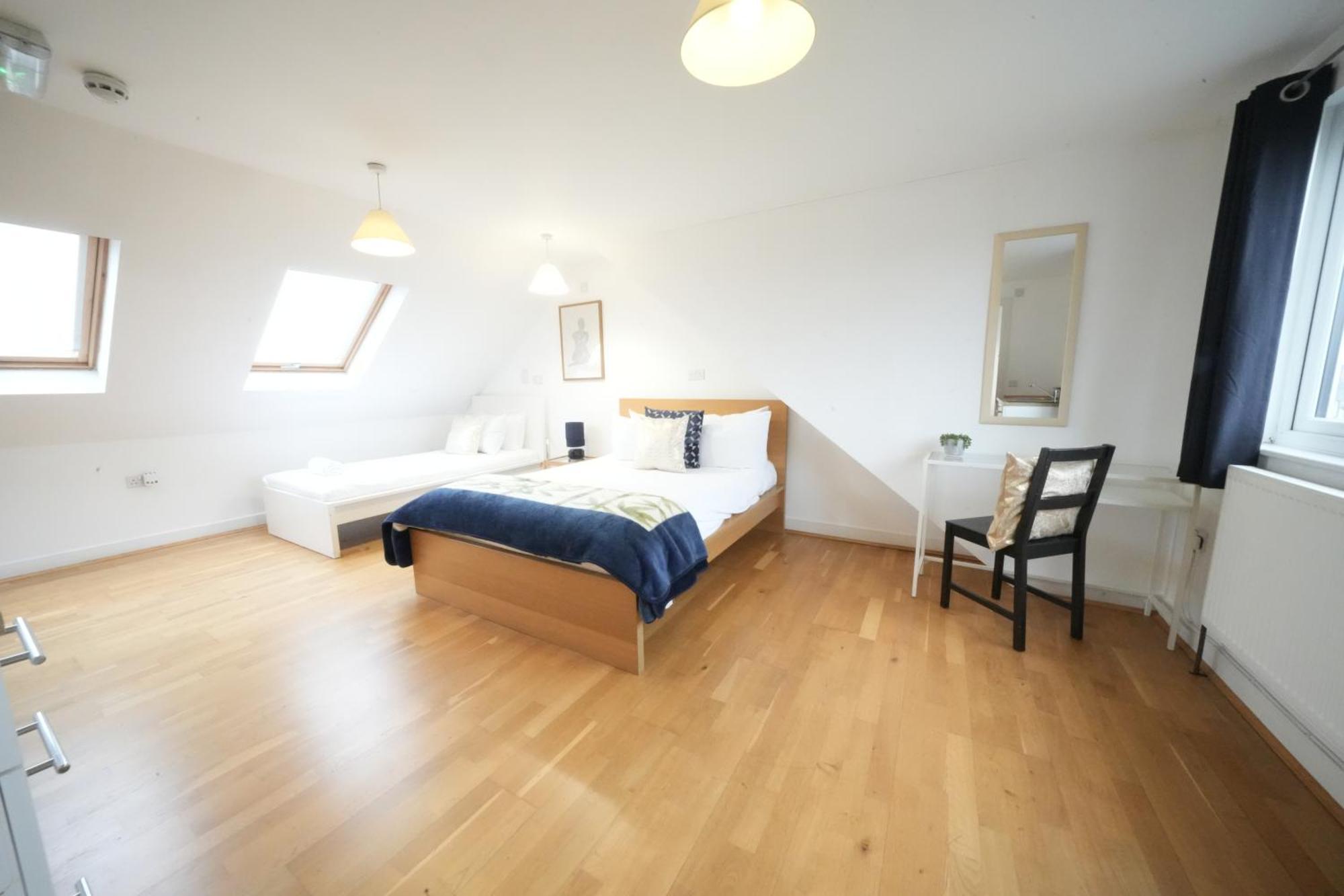 The Great Airport Place-private Bedrooms With Private Bathroom-1 Bus To Heathrow Airport-5 Minutes By Car- Helpful Advice From Our Team Séjour chez l'habitant