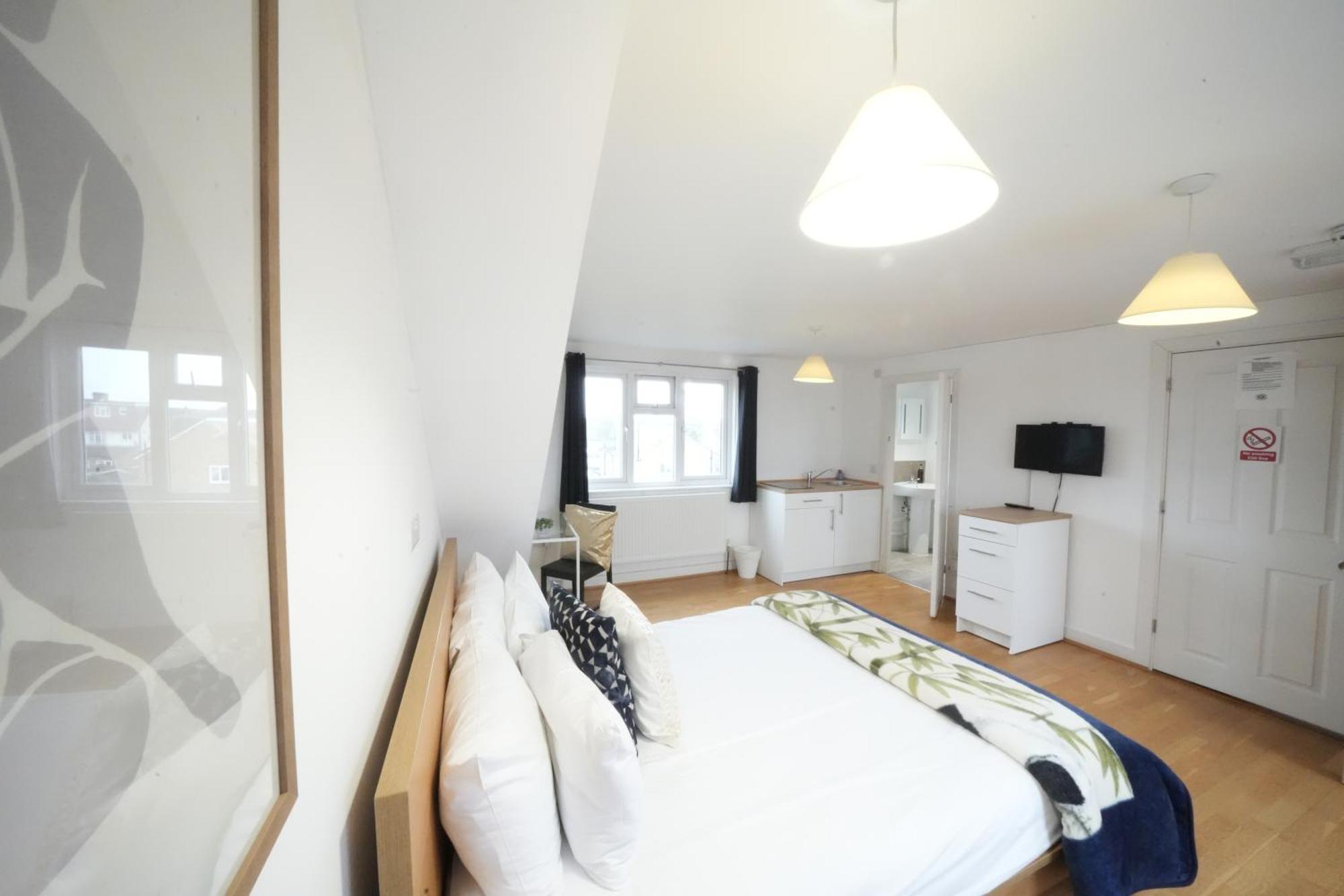 The Great Airport Place-private Bedrooms With Private Bathroom-1 Bus To Heathrow Airport-5 Minutes By Car- Helpful Advice From Our Team Séjour chez l'habitant *