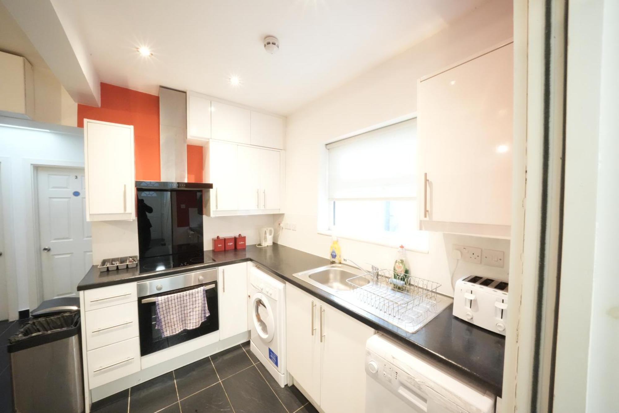 The Great Airport Place-private Bedrooms With Private Bathroom-1 Bus To Heathrow Airport-5 Minutes By Car- Helpful Advice From Our Team Séjour chez l'habitant Harmondsworth