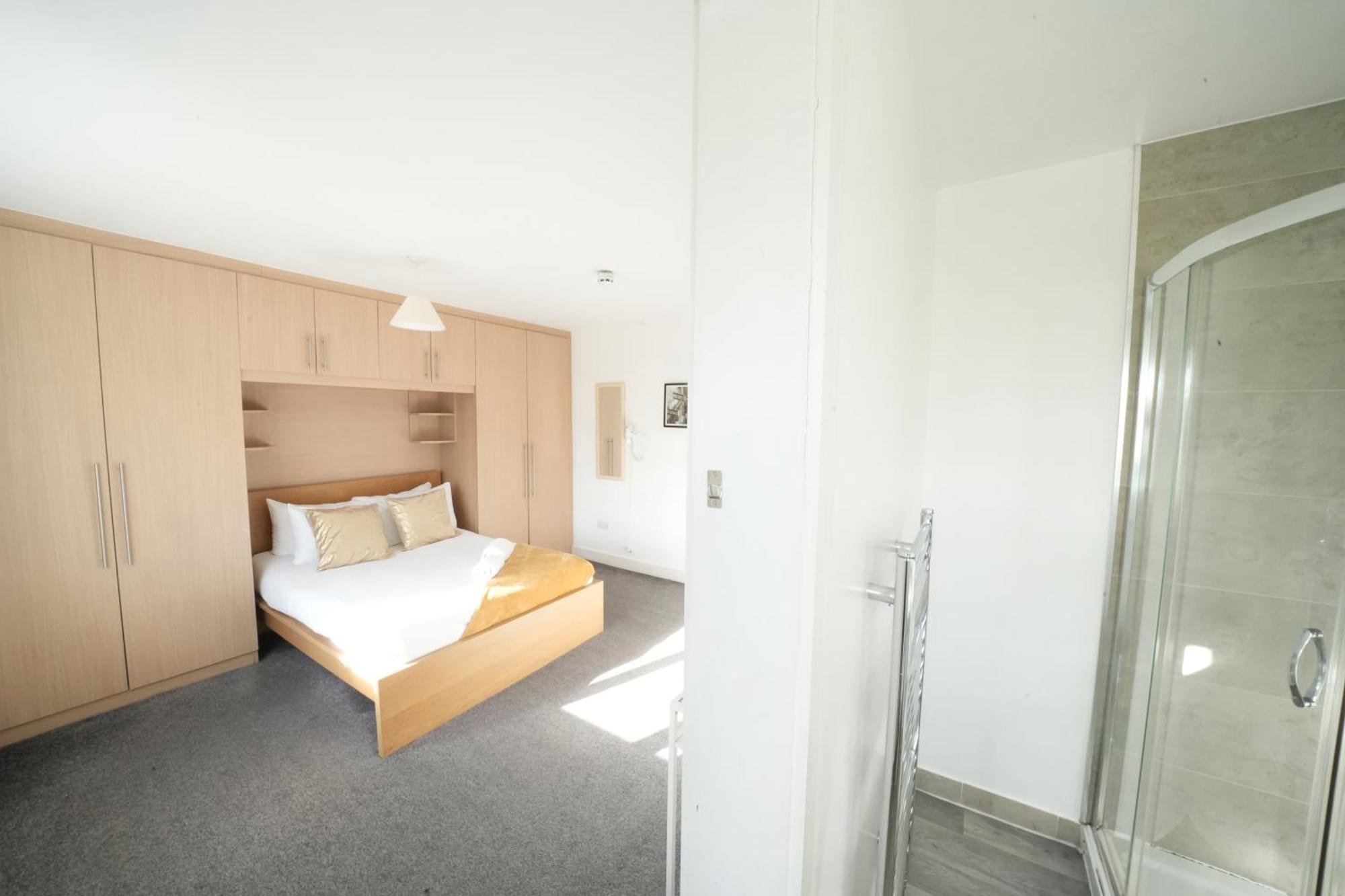 The Great Airport Place-private Bedrooms With Private Bathroom-1 Bus To Heathrow Airport-5 Minutes By Car- Helpful Advice From Our Team * Harmondsworth