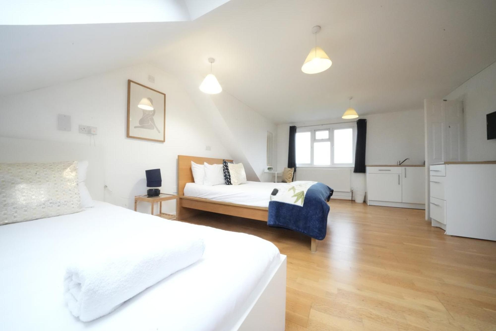 The Great Airport Place-private Bedrooms With Private Bathroom-1 Bus To Heathrow Airport-5 Minutes By Car- Helpful Advice From Our Team