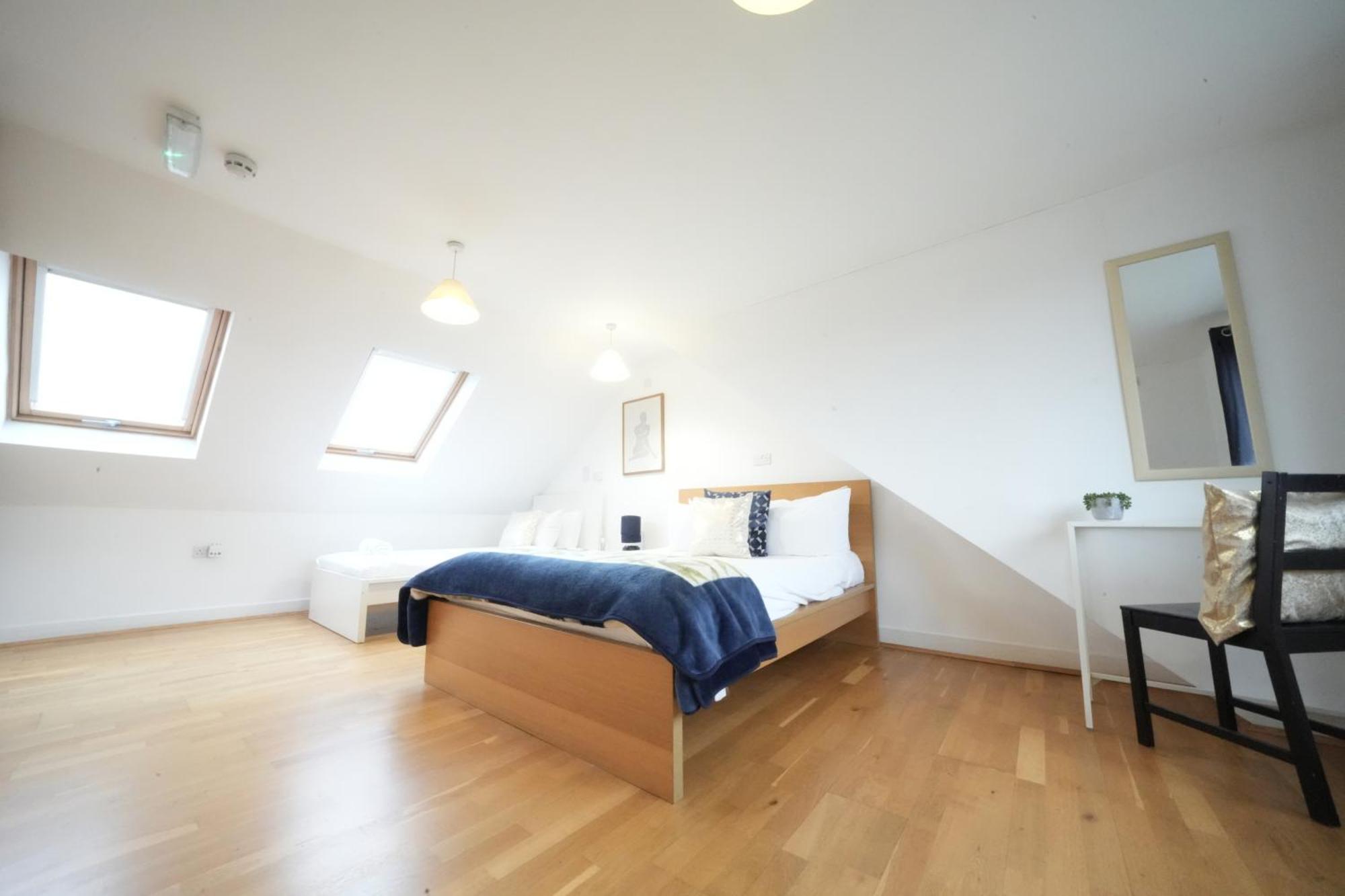 The Great Airport Place-private Bedrooms With Private Bathroom-1 Bus To Heathrow Airport-5 Minutes By Car- Helpful Advice From Our Team Séjour chez l'habitant *