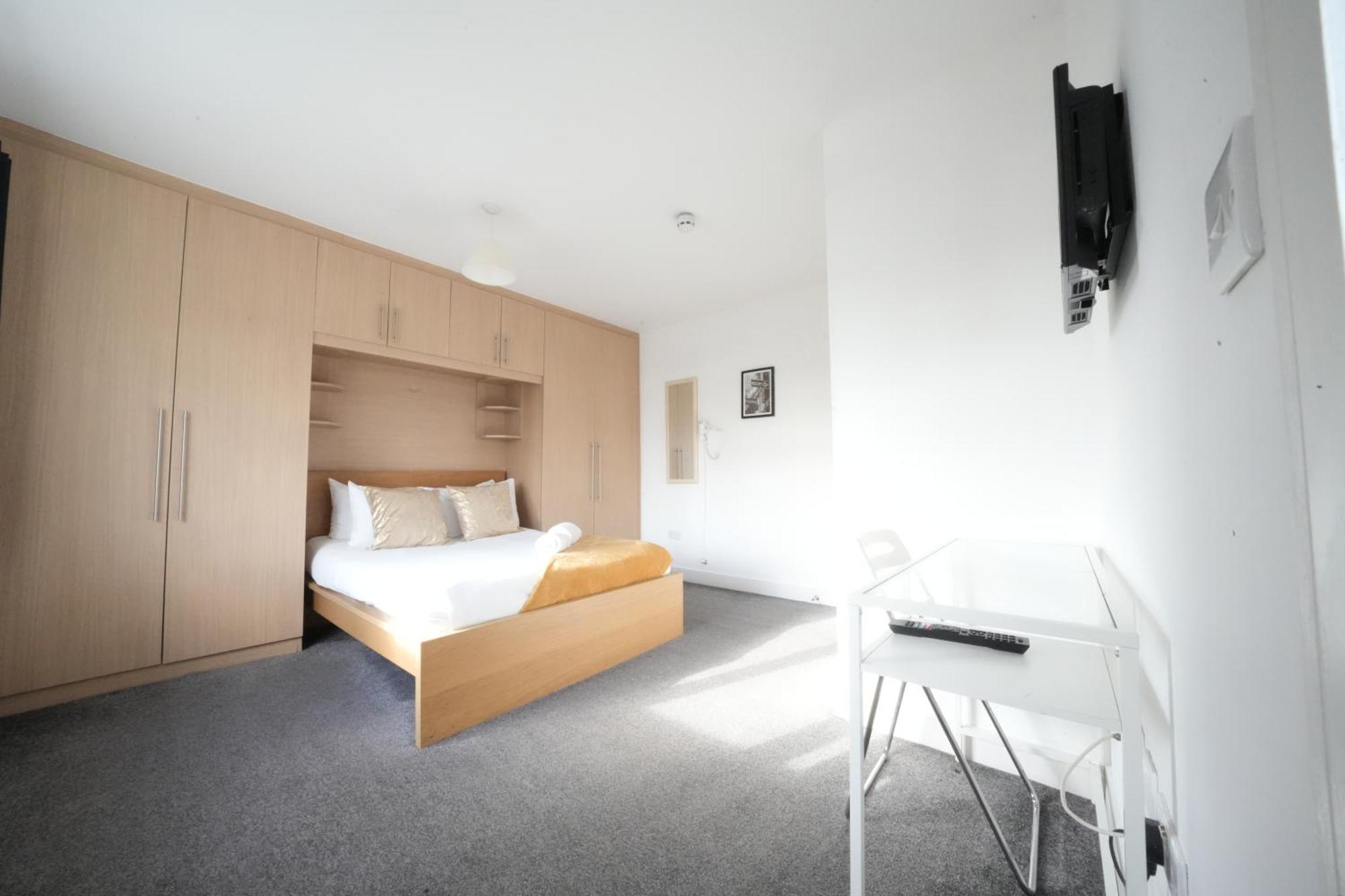 Séjour chez l'habitant The Great Airport Place-private Bedrooms With Private Bathroom-1 Bus To Heathrow Airport-5 Minutes By Car- Helpful Advice From Our Team *