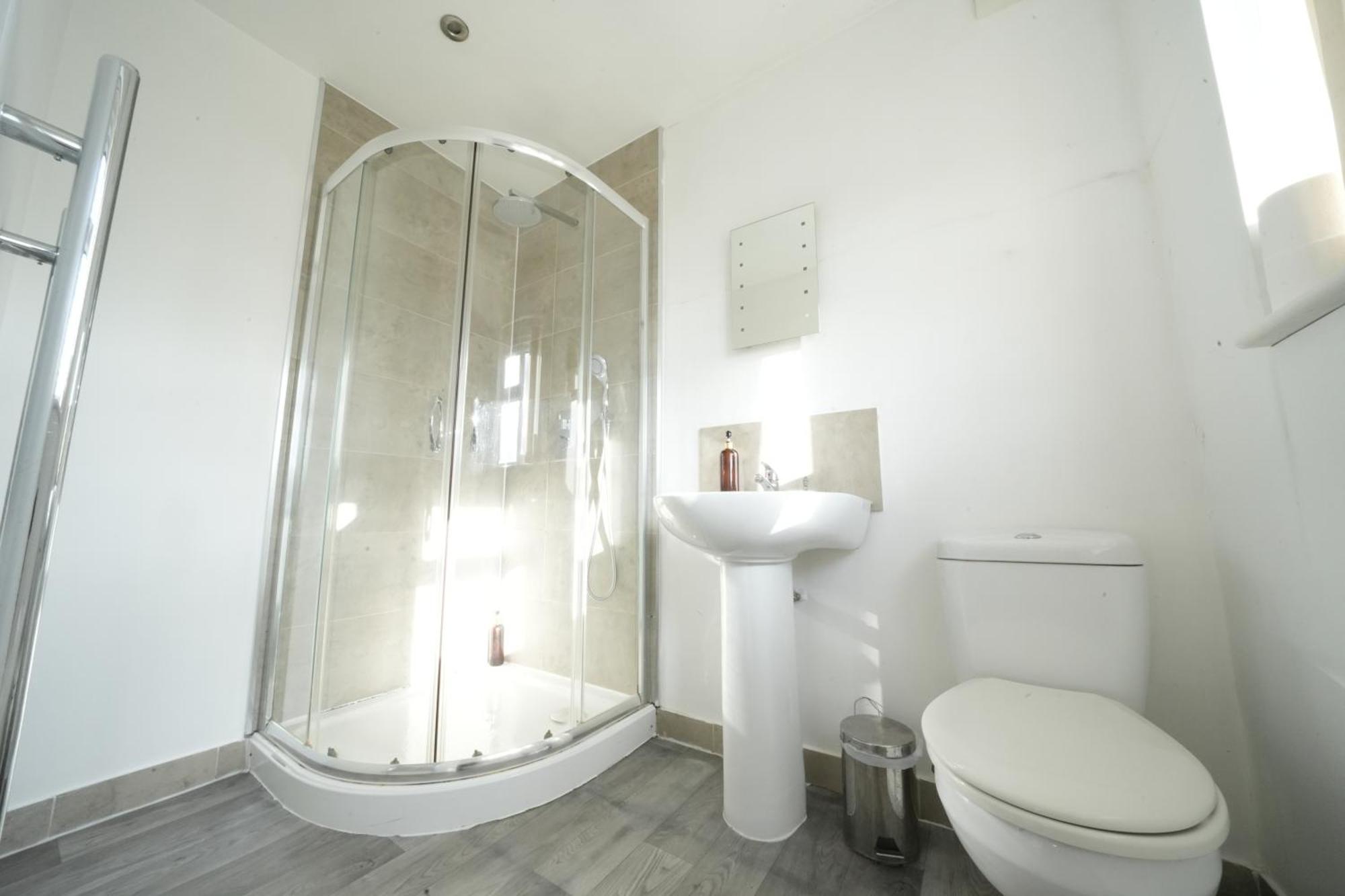 The Great Airport Place-private Bedrooms With Private Bathroom-1 Bus To Heathrow Airport-5 Minutes By Car- Helpful Advice From Our Team Séjour chez l'habitant Harmondsworth