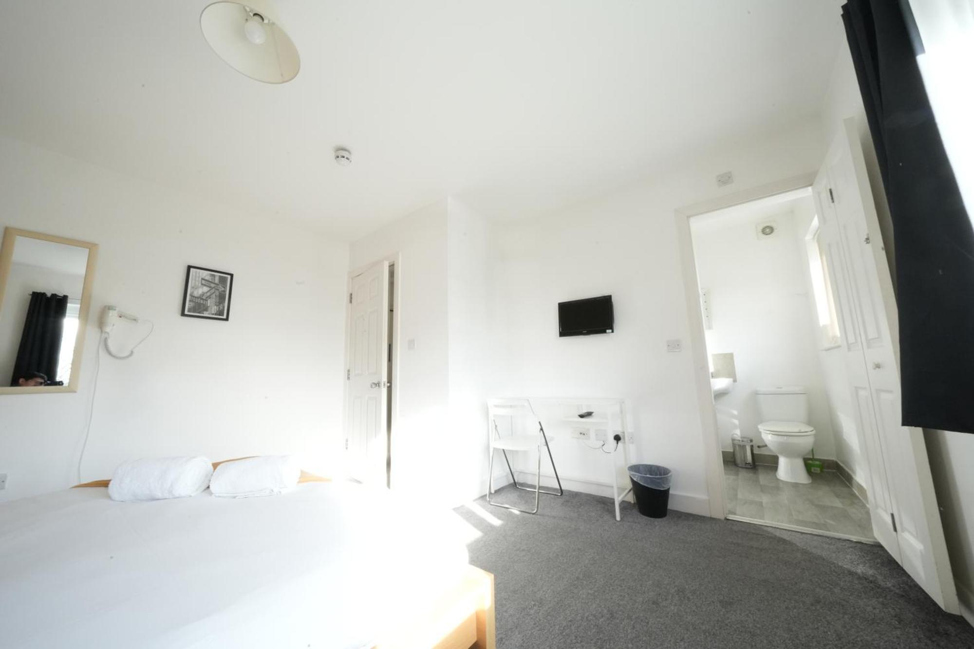 The Great Airport Place-private Bedrooms With Private Bathroom-1 Bus To Heathrow Airport-5 Minutes By Car- Helpful Advice From Our Team Harmondsworth