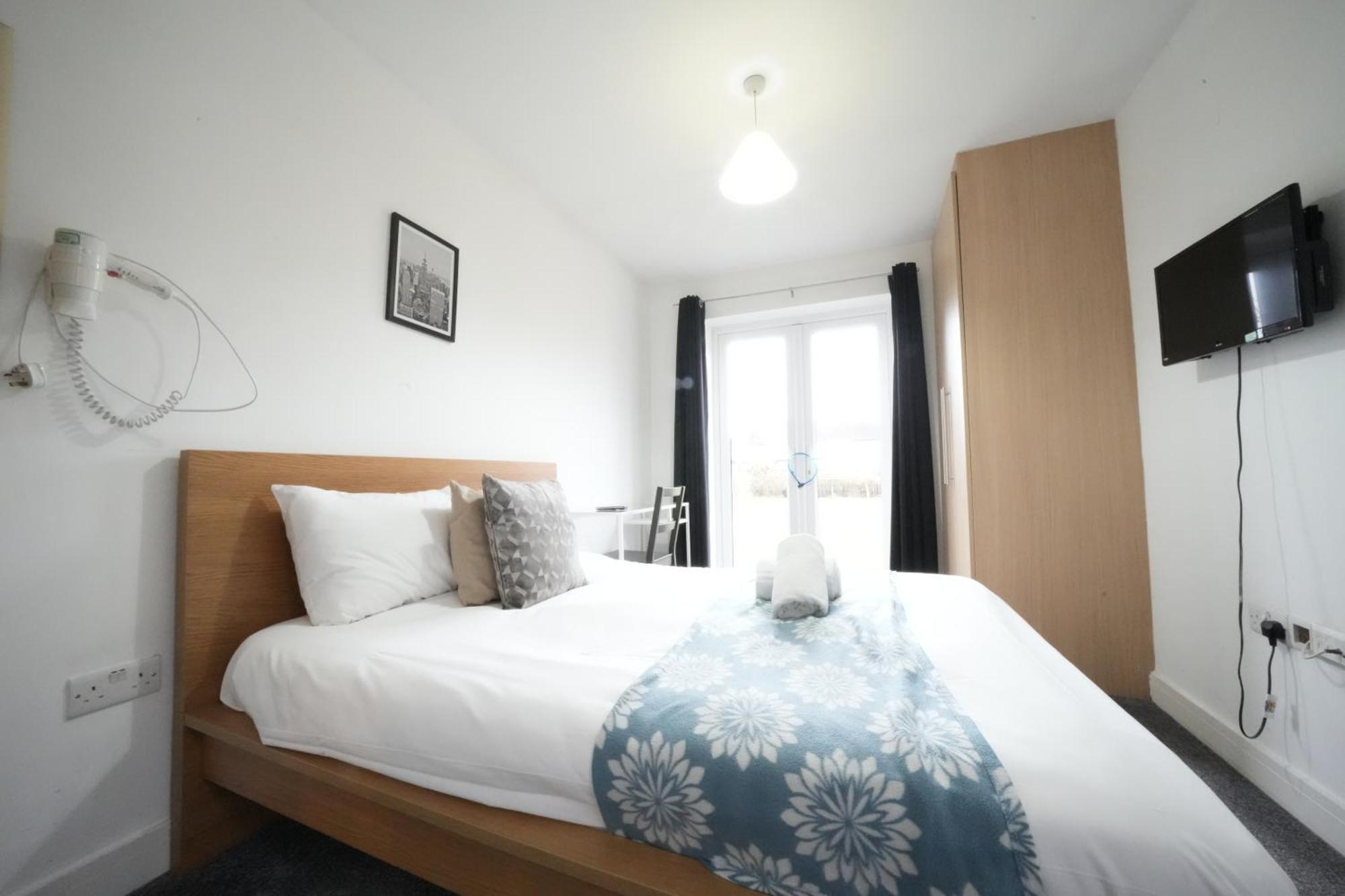 The Great Airport Place-private Bedrooms With Private Bathroom-1 Bus To Heathrow Airport-5 Minutes By Car- Helpful Advice From Our Team * Harmondsworth