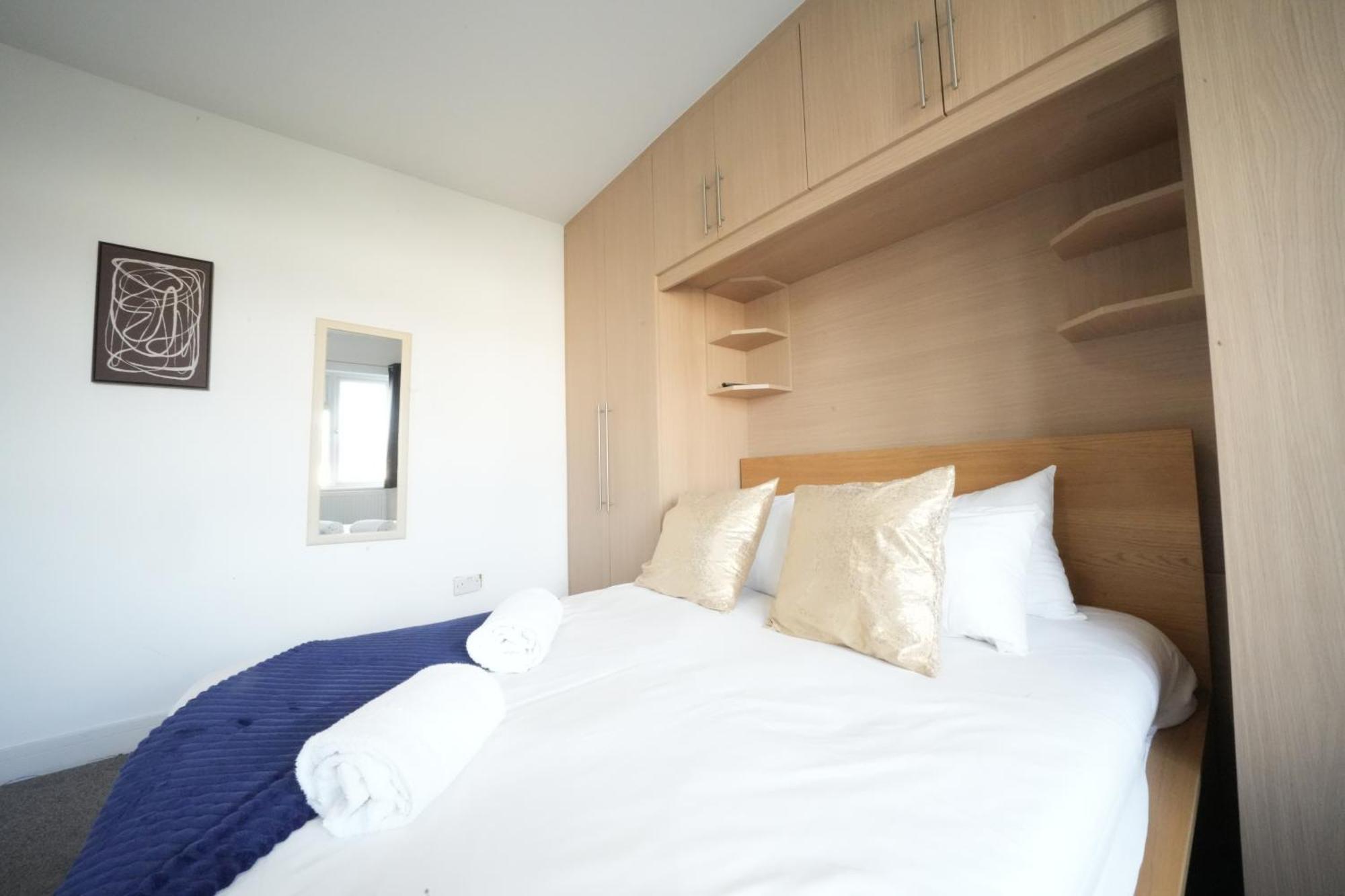 The Great Airport Place-private Bedrooms With Private Bathroom-1 Bus To Heathrow Airport-5 Minutes By Car- Helpful Advice From Our Team Séjour chez l'habitant