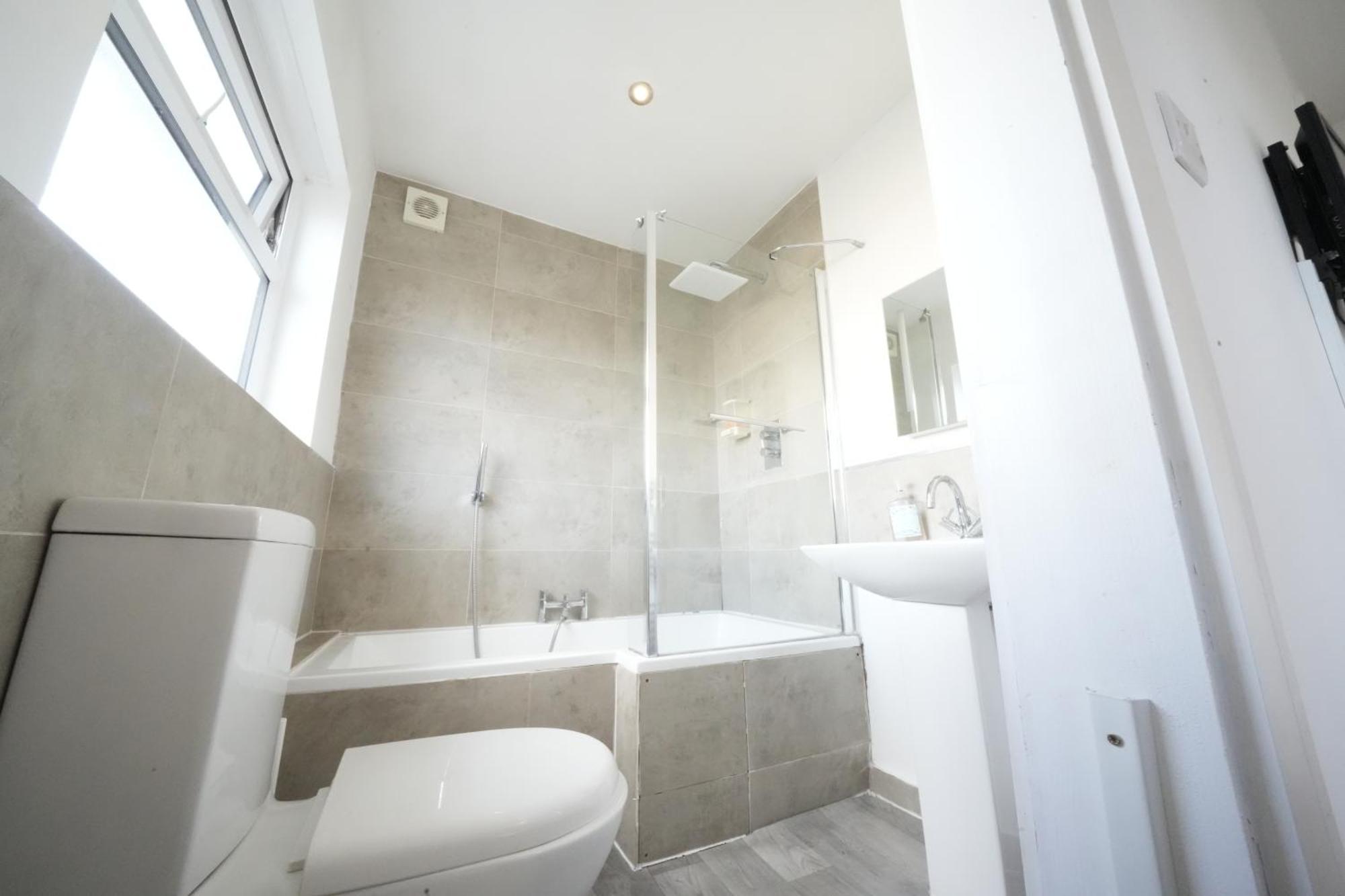 Séjour chez l'habitant The Great Airport Place-private Bedrooms With Private Bathroom-1 Bus To Heathrow Airport-5 Minutes By Car- Helpful Advice From Our Team *