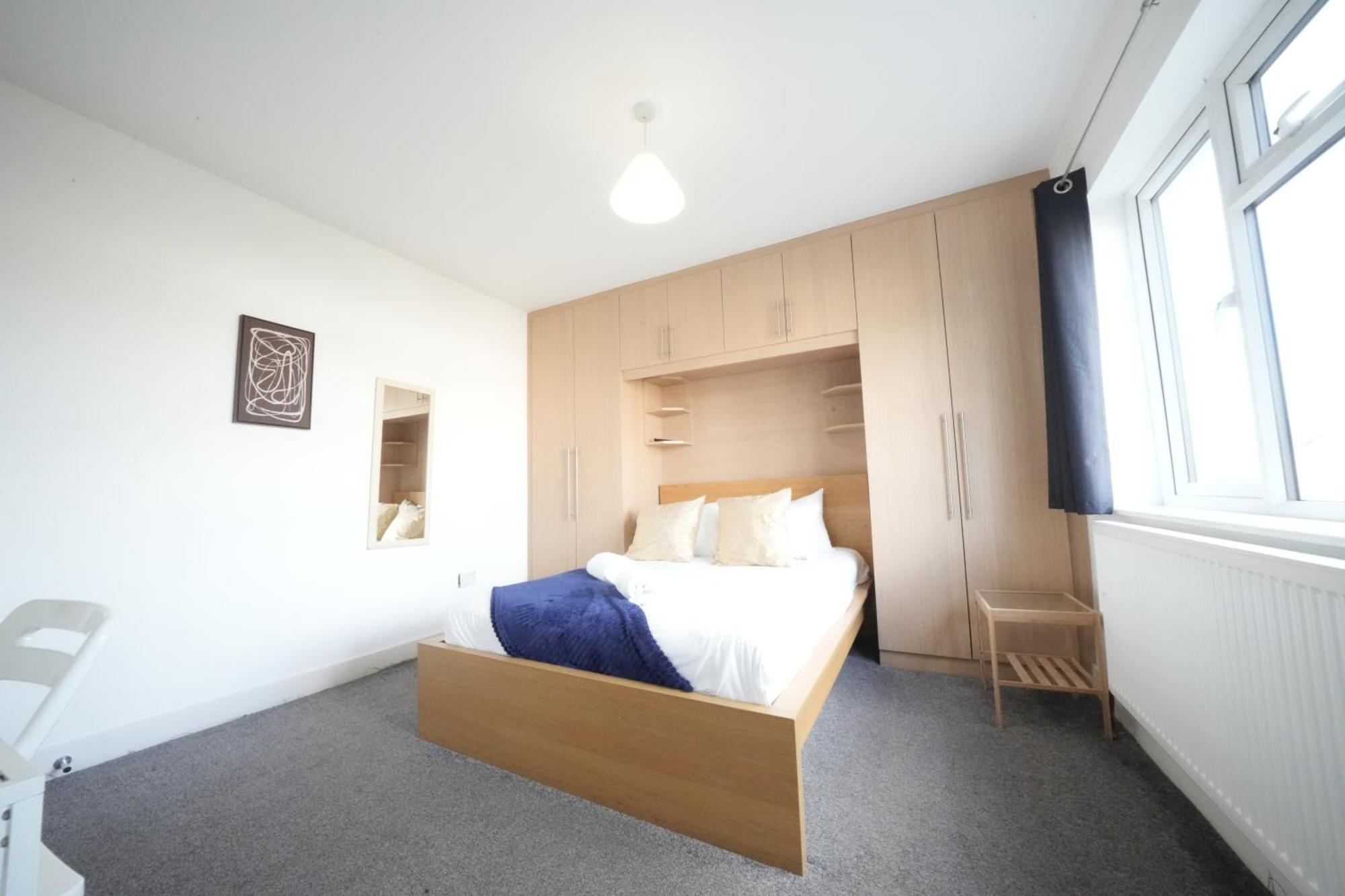 The Great Airport Place-private Bedrooms With Private Bathroom-1 Bus To Heathrow Airport-5 Minutes By Car- Helpful Advice From Our Team Séjour chez l'habitant Harmondsworth