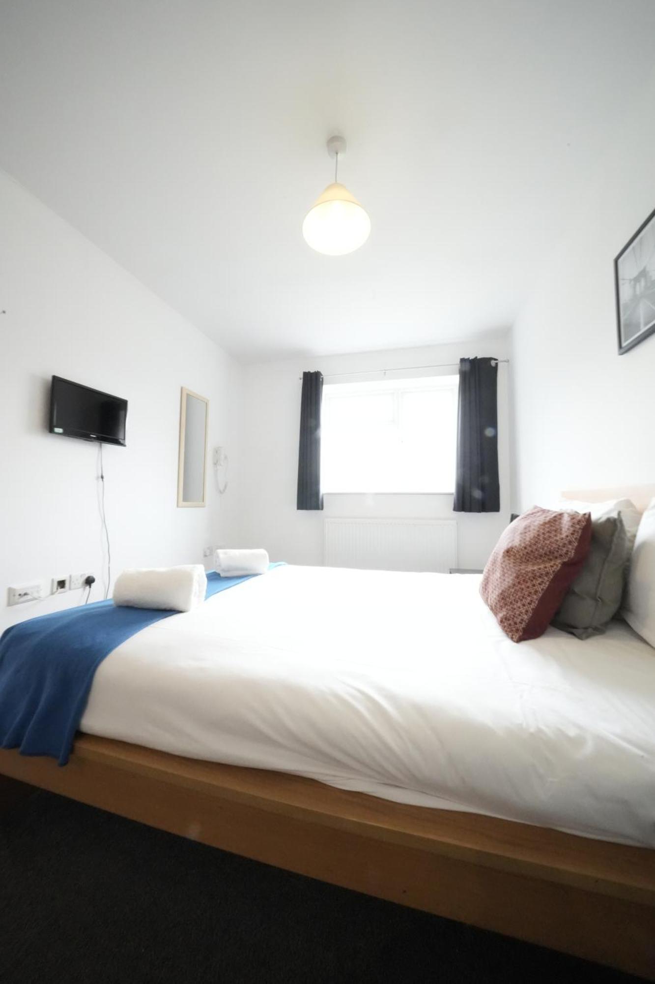 The Great Airport Place-private Bedrooms With Private Bathroom-1 Bus To Heathrow Airport-5 Minutes By Car- Helpful Advice From Our Team *