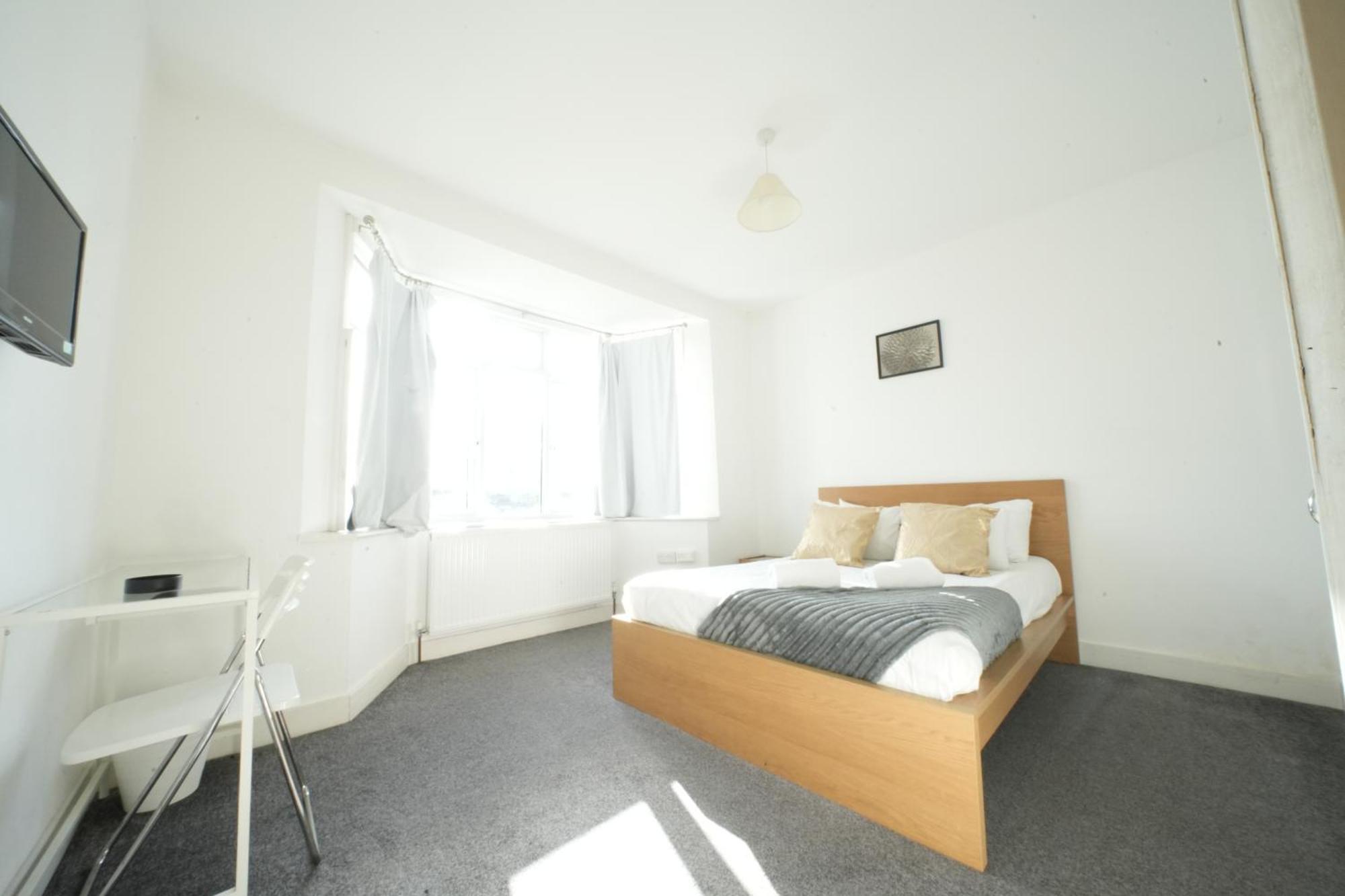 The Great Airport Place-private Bedrooms With Private Bathroom-1 Bus To Heathrow Airport-5 Minutes By Car- Helpful Advice From Our Team Séjour chez l'habitant Harmondsworth