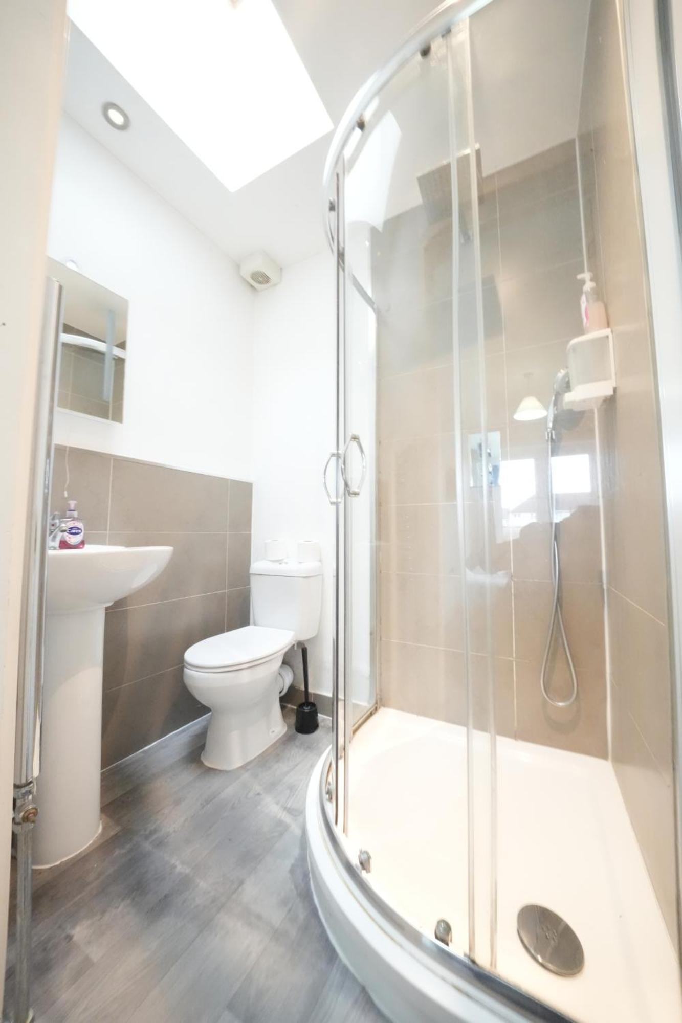 The Great Airport Place-private Bedrooms With Private Bathroom-1 Bus To Heathrow Airport-5 Minutes By Car- Helpful Advice From Our Team