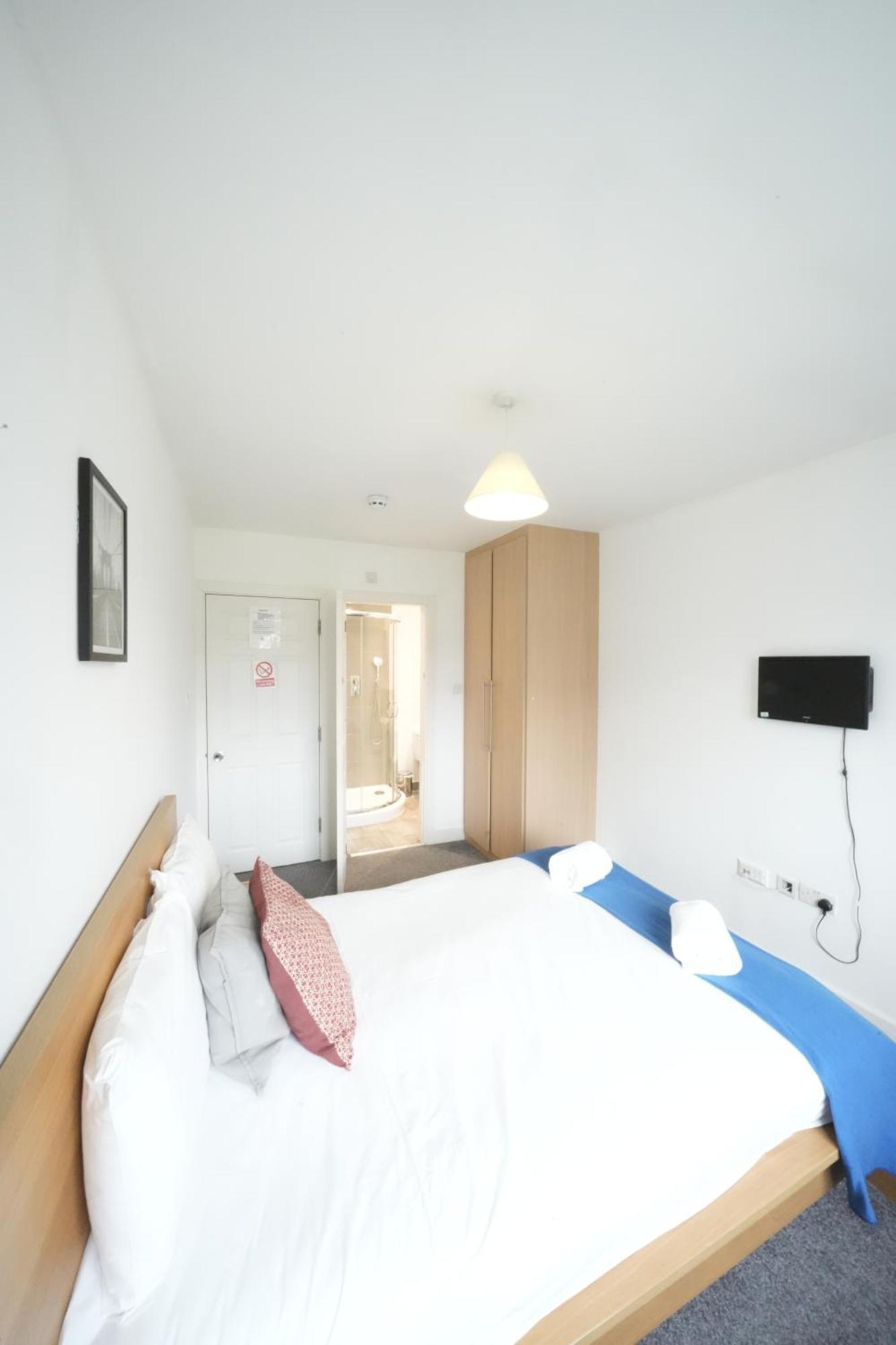 The Great Airport Place-private Bedrooms With Private Bathroom-1 Bus To Heathrow Airport-5 Minutes By Car- Helpful Advice From Our Team Séjour chez l'habitant Harmondsworth