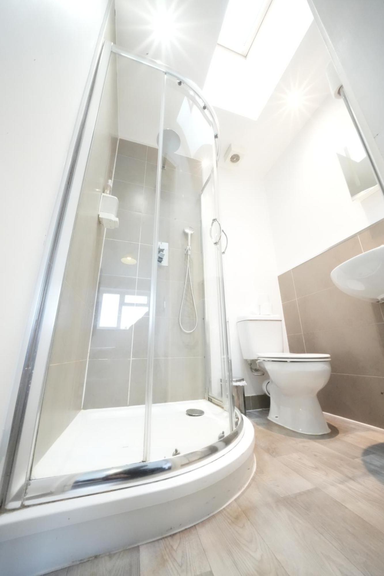 The Great Airport Place-private Bedrooms With Private Bathroom-1 Bus To Heathrow Airport-5 Minutes By Car- Helpful Advice From Our Team *
