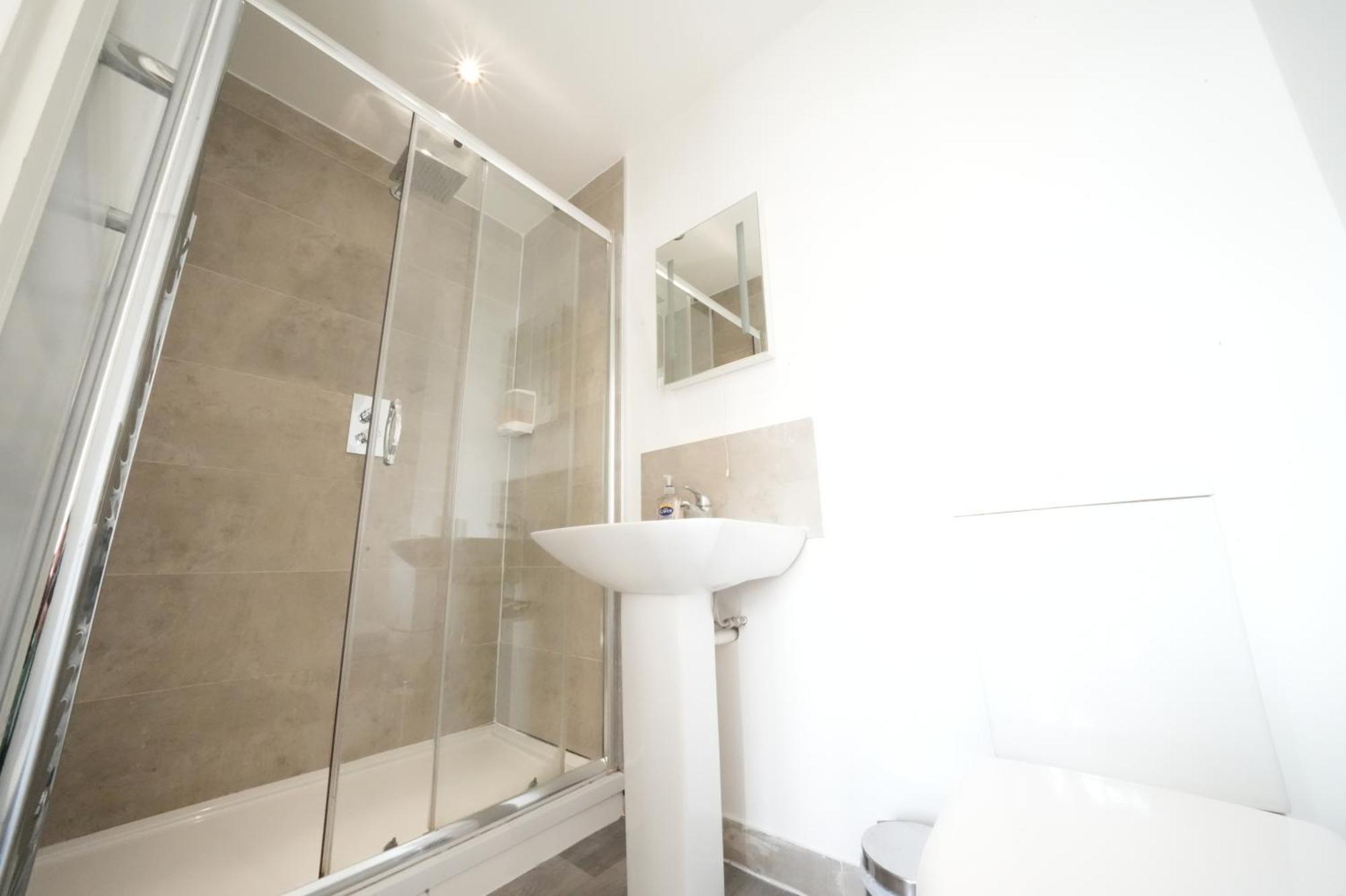 The Great Airport Place-private Bedrooms With Private Bathroom-1 Bus To Heathrow Airport-5 Minutes By Car- Helpful Advice From Our Team