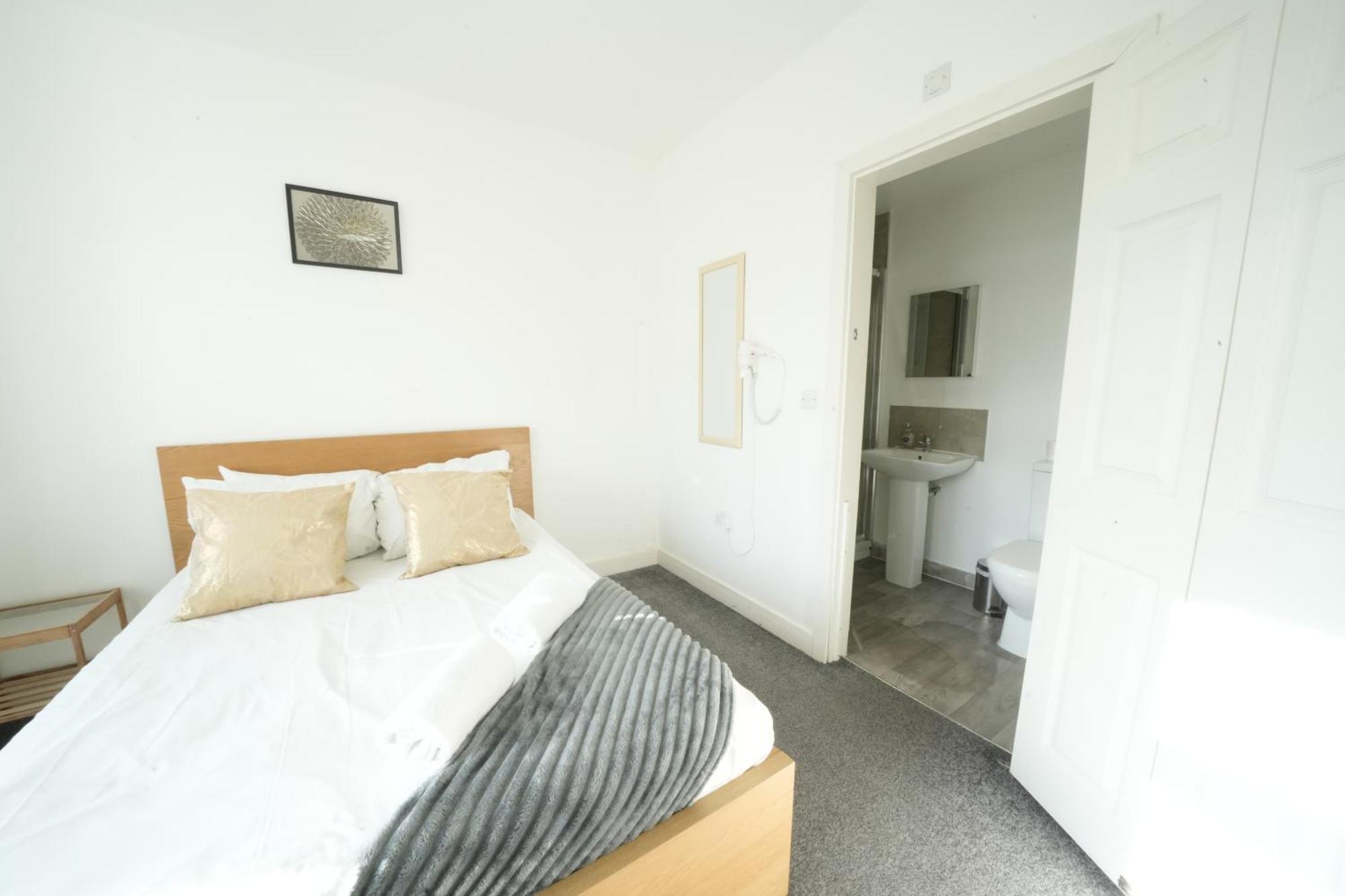 The Great Airport Place-private Bedrooms With Private Bathroom-1 Bus To Heathrow Airport-5 Minutes By Car- Helpful Advice From Our Team Séjour chez l'habitant