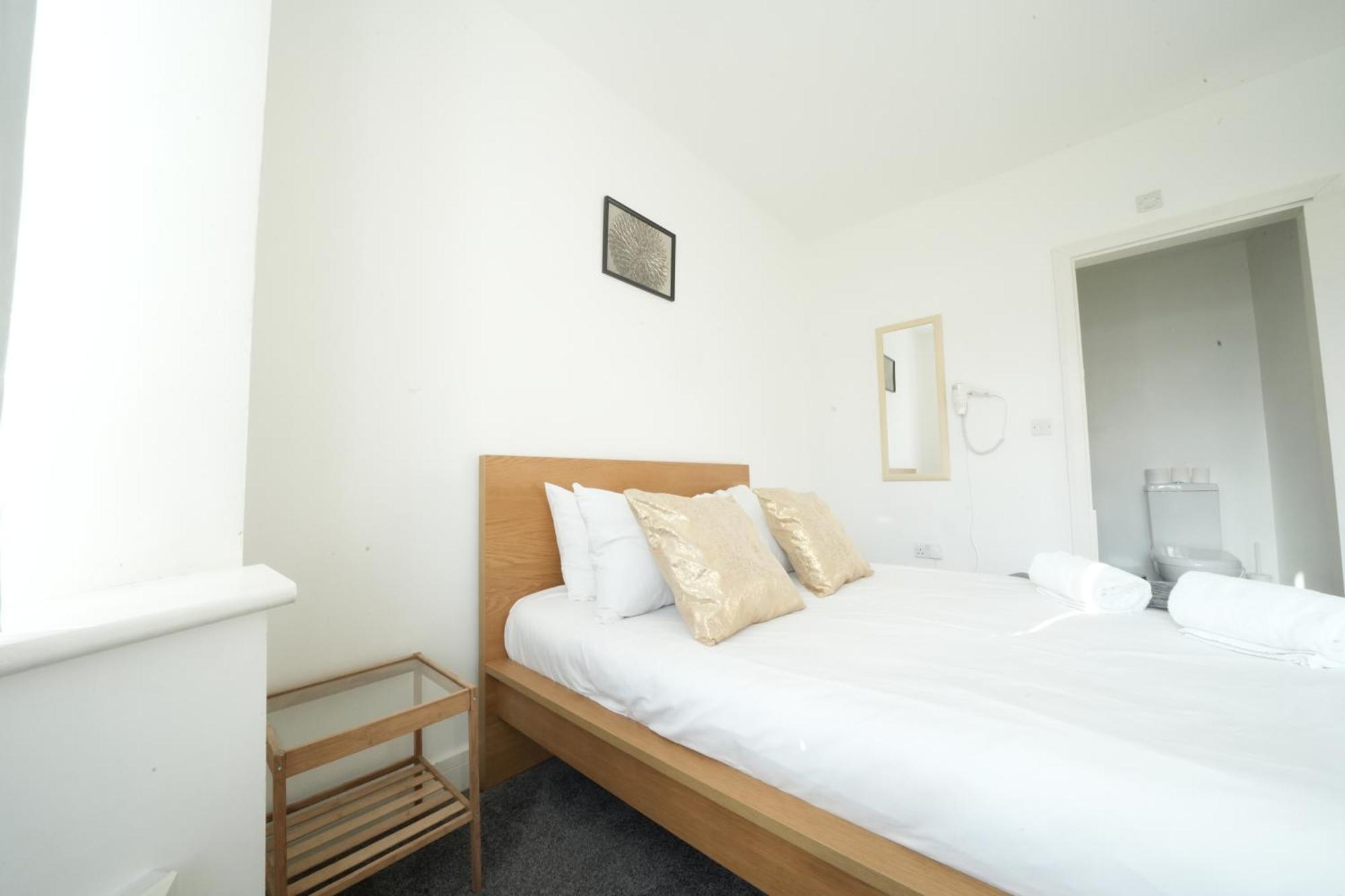 The Great Airport Place-private Bedrooms With Private Bathroom-1 Bus To Heathrow Airport-5 Minutes By Car- Helpful Advice From Our Team Séjour chez l'habitant *
