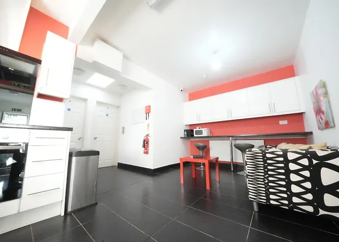 The Great Airport Place-Private Bedrooms With Private Bathroom-1 Bus To Heathrow Airport-5 Minutes By Car- Helpful Advice From Our Team